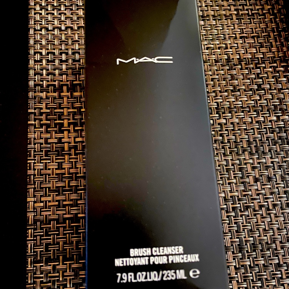 NWT- MAC- Brush Cleanser